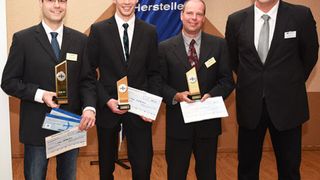 Service-Chef Jörg Kracke (re.) gratulierte den Siegern der „Deutschen Subaru Techniker Meisterschaft 2015“: (v.li.) Oliver Kossmann, Jonas Hainke und Andreas Essers. (Foto: Subaru Deutschland)