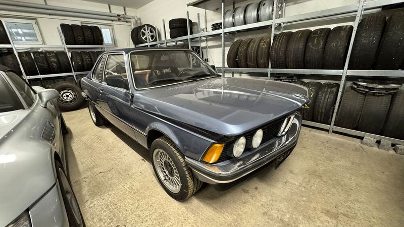 Der Nachfolger des BMW 02 war der erste 3er, intern E21 geannt. Er wurde für BMW ebenso zum Erfolg wie ersterer. Bei diesem Exemplar handelt es sich um ein seltenes Baur-Cabriolet. Nachdem BMW beim 02-Nachfolger keine offene Version mehr anbot, sprang der bekannte Karosseriebauer Baur in die Bresche und fertigte ein „Topcabriolet