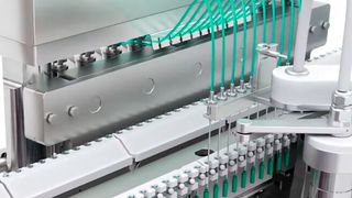 Die auf der Pharma Handling Unit montierten Füllnadeln ermöglichen bei Bedarf eine flexible Nachfüllung. Dank 100-prozentiger In-Prozess-Kontrolle (IPK) wird das Füllgewicht genau kontrolliert. (Bild: Syntegon Technology)