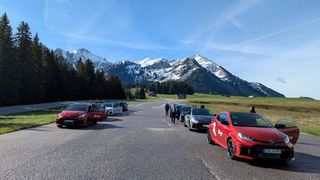 Alles da: Sonne, nasser Asphalt, Schnee (zumindest im Hintergrund). In der Schweiz fand Goodyear das passende Ambiente für die Präsentation seines Vector All Season 4. (Bild: Rosenow – VCG)