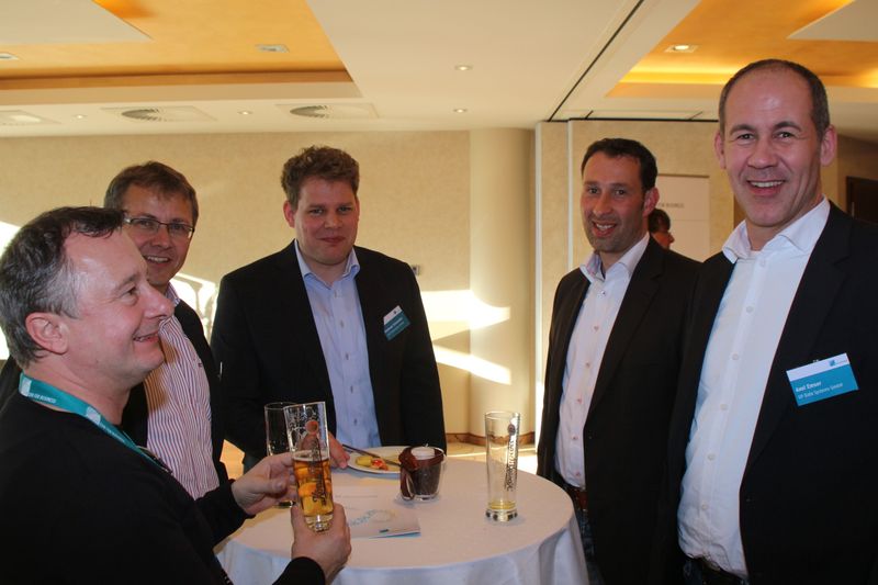 Peter Schittko (C4B), Stefan Wiedemann (UP DATA), Andreas Schneider, Raphael Maßbaum (beide (C.H.T. Heinemann) und Axel Emser (UP Data) (Bild: C4B)