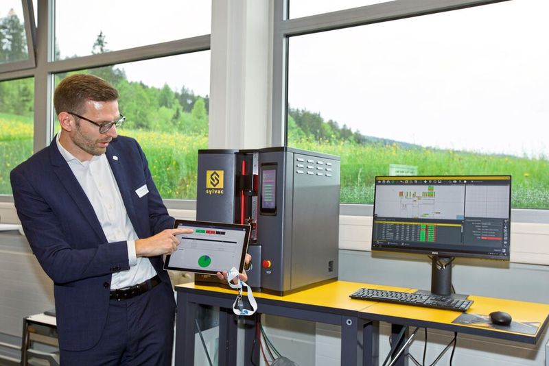 Baptiste Rüegg de chez Brütsch/Rüegger nous présentait le contrôle de mesure tout connecté par Sylvac. (Source : High-News Sàrl / info@top-news.ch)