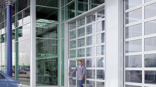 Das Hörmann-Sectionaltor mit Schlupftür ohne Stolperschwelle erfreute sich starker Nachfrage. Bild: Hörmann (Archiv: Vogel Business Media)