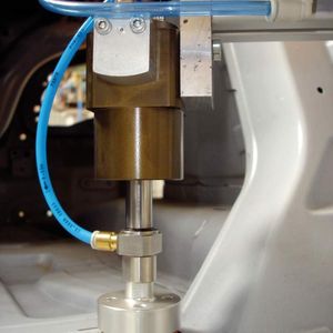 Der Roboterkopf nimmt die Präzisionsstanzteile per Saugstempel auf und appliziert sie anschließend punktgenau.