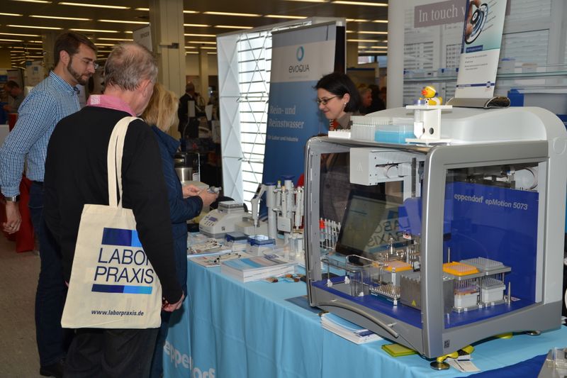 Impressionen der Lab-Supply Hamburg vom 29. Oktober 2019  Die letzte Lab-Supply Messe 2019 fand in der MesseHalle Hamburg-Schnelsen statt. Impressionen vom Messetag sowie einige Besucherstimmen finden Sie in dieser Bildergalerie. Die nächste Lab-Supply ist am 18. März 2020 in Frankfurt am Main. Lese-Empfehlung: Nachbericht zum erfolgreichen Auftakt der Lab-Supply in Wien. (LABORPRAXIS, C. Lüttmann)