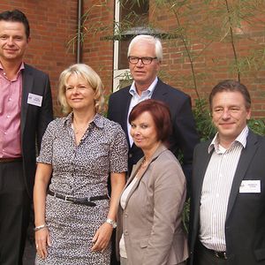 Der Vorstand des Nissan Händlerverbands: (v.l.) Markus Walter, Präsident Peter Gerards, Marlies Wegener, Giesbert Schücking, Elke Kollmann (Mitarbeiterin der Verbandsgeschäftsstelle) und Verbandsgeschäftsführer Markus Stein. Es fehlt Frank Perez.