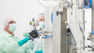 Pfizer-Mitarbeiter an einer neuen CMT-Anlage (Pfizer)