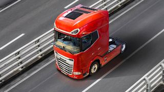 Neue selbstklebende Solarmodule sind flexibel genug, um sich den Kurven eines Fahrzeugdachs oder Spoilers anzupassen. (Bild: Paccar)