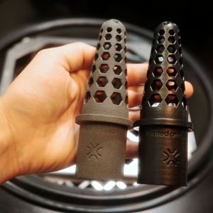 Dyemansion und Sinterit geben ihre Partnerschaft bekannt, durch die Sinterit jetzt Systeme von Dyemansion anbieten kann. Hier links ein per Lisa X gedrucktes Bauteil von Sinterit. Rechts veredelt mit dem VX1 von Dyemansion. Hier mehr dazu ...(Bild:  Dyemansion)