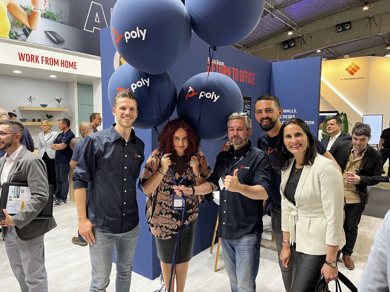 Bei dem Run auf den POLY-Stand, ist es kein Wunder, dass das Team (v. l.) Tobias Oberley, Uwe Ansmann, Niki van der Perk und Valerie Schor bald abhebt. (IT-BUSINESS)