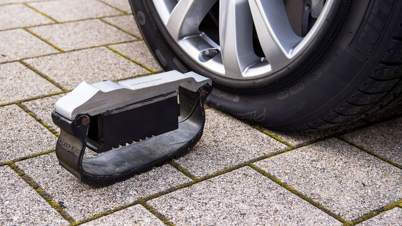 Die speziell aufgebauten Reifen tragen das Fahrzeug auch nach einem Beschuss noch. (Bild: Mercedes-Benz)