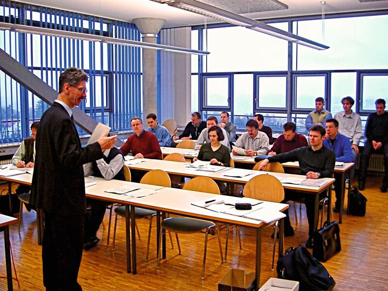 Regelmäßige Schulungen und Workshops zu Display-Grundlagen und Schwerpunktthemen gehören seit 2001 zum Kernangebot. Links im Bild Prof. Karlheinz Blankenbach. 
