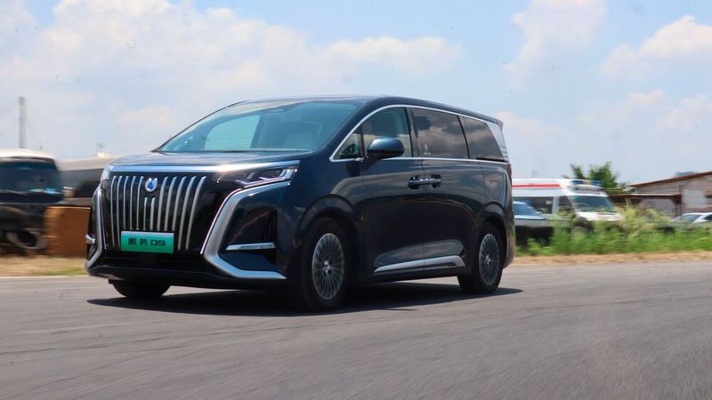  Der Denza D9 bietet einen Komfort, der selbst den edelsten Varianten der Mercedes V-Klasse wie ein schwäbisches Sammeltaxi auf der Alb wirken lässt. (Bild: SP-X/Benjamin Bessinger)