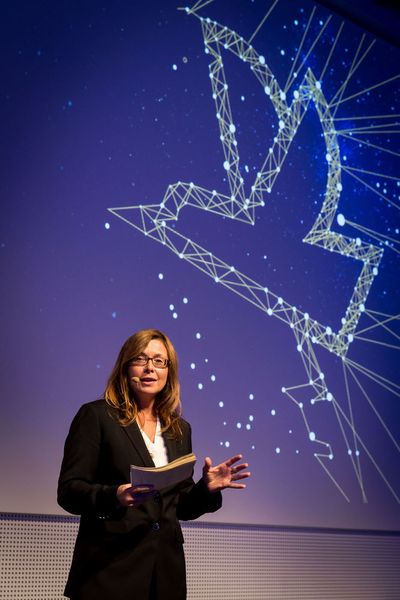 Die Moderatorin Brigitte Pavetic führte durch das Programm der Gala „Vernetzte Welten“ zum 125. Geburtstag des Fachmedienhauses Vogel Business Media. (Stefan Bausewein)