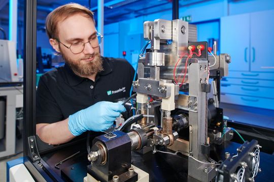 Mit dem Forschungsprojekt BioSlide untersucht das Fraunhofer IWS, wie sich Gleitsysteme nachhaltiger und energieeffizienter auslegen lassen. An diesem Gleitlager-Teststand lassen sich neue Werkstoffe besonders anwendungsnah prüfen.(Bild:  Jeibmann Photographik)