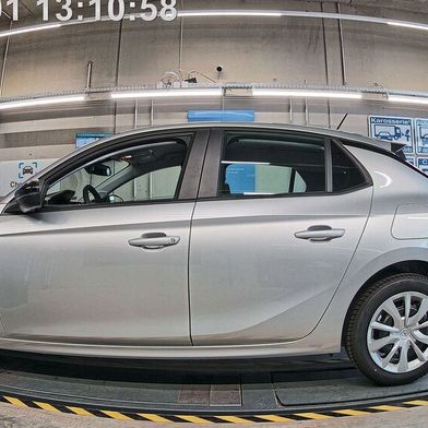 Aufnahme der linksseitig mittig, etwa 90 Zentimeter über dem Boden positionierten Weitwinkelkamera. Datum und Uhrzeit werden automatisch eingefügt. (Bild: Checksnap)