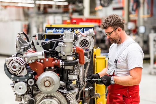 Blick in den Deutz-Motorenbau in Köln. Hier sind offensichtlich ganze Kerle gefragt. Im Vorstand ist das seit 2021 anders. Deshalb verlor der Vorsitzende Frank Hiller jetzt seinen Chefposten.(Bild:  Deutz / N. H. Mueller)