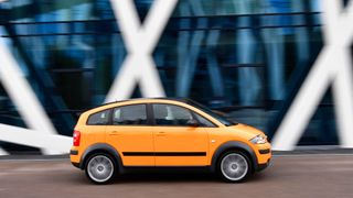 Heute wäre er vermutlich ein Verkaufsschlager: Ein Wagen der viel bietet und bei Bedarf extrem wenig Sprit benötigt. Doch der vor 25 Jahren erschienene Audi A2 kam zu früh. (Bild: AUDI AG)