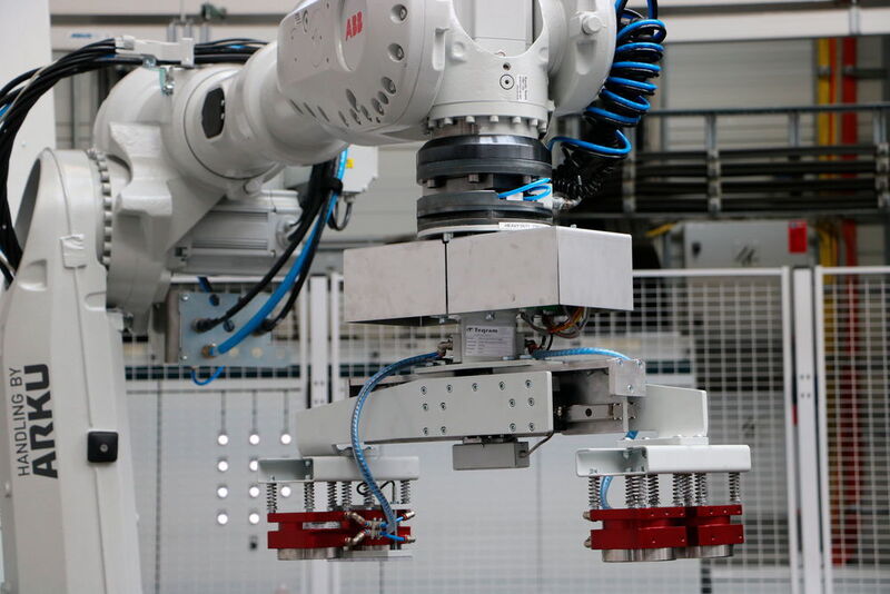 Bis zu 100 kg schwere Bleche hebt der Roboter auf die Einlaufrollenbahn der Richtmaschine.  (Itasse)