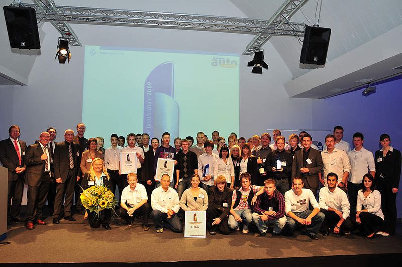 Zum Schluss gab es zur Erinnerung noch ein Gruppenbild mit allen angereisten Schülern und Lehrern. (Archiv: Vogel Business Media)