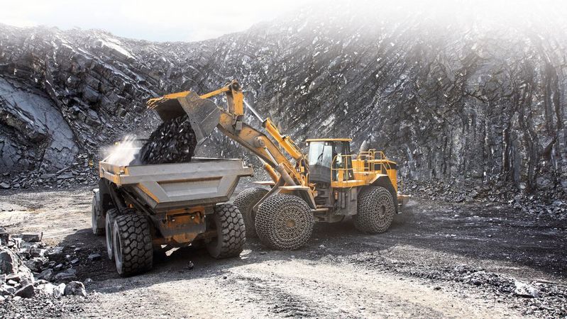 Ein Muldenkipper transportiert Schotter, Steine und viele anderen Materialien. Das erfordert Verschleißbleche, die den schweren Belastungen widerstehen können.(Bild:  © fotofuerst - stock.adobe.com)