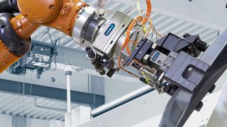 Bild 1: Die Kraft des Greifers ist so gedrosselt, dass eine zuverlässige Handhabung sichergestellt ist, ohne das Blechteil zu deformieren. (Bild: Schunk)