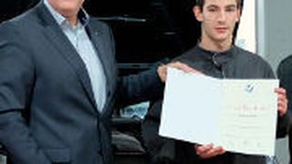 Betriebsinhaber Mark Scherhag und Rodrigo Tena Coello de Portugal sind stolz auf den Gesellenbrief. (Foto: Kfz-Innung Mittelrhein)