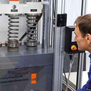 Die Testergebnisse liegen umgehend vor: Prüfen von Federn auf der neuen servohydraulischen Prüfmaschine.