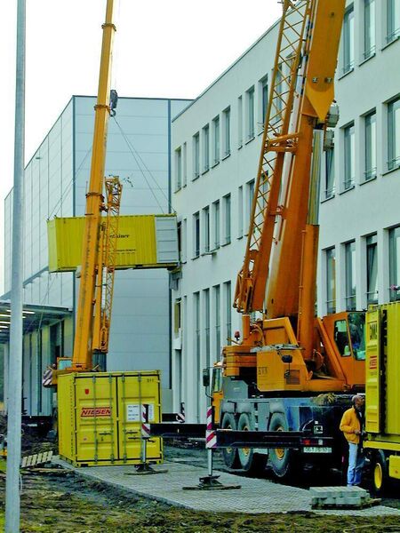 Transport über Kran-Containertechnik: Das Equipment spezieller Umzugsfirmen ist auf den Bereich Maschinen- und Industrieumzüge ausgerichtet. Bild: R&M Projektmanagement (Archiv: Vogel Business Media)