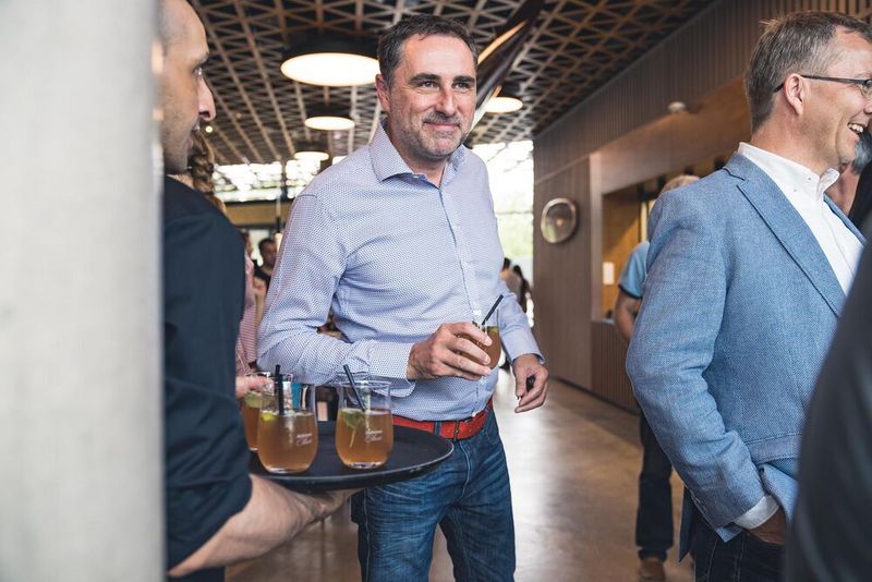 Thomas Schlebach (BVG) genießt seinen Willkommens-Cocktail (C4B)