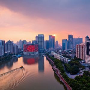 Auch wenn sich der Konjunkturhimmel in China verdüstert, sehen dem die größten deutschen Unternehmen gelassen entgegen.
