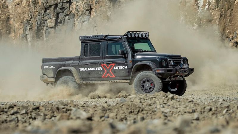 Mit 45 statt 19 Zentimetern Bodenfreiheit, der extrabreiten Spurweite und dem massiven Unterbodenschutz kraxelt er einfach munter drauf los. (Bild: Letech)