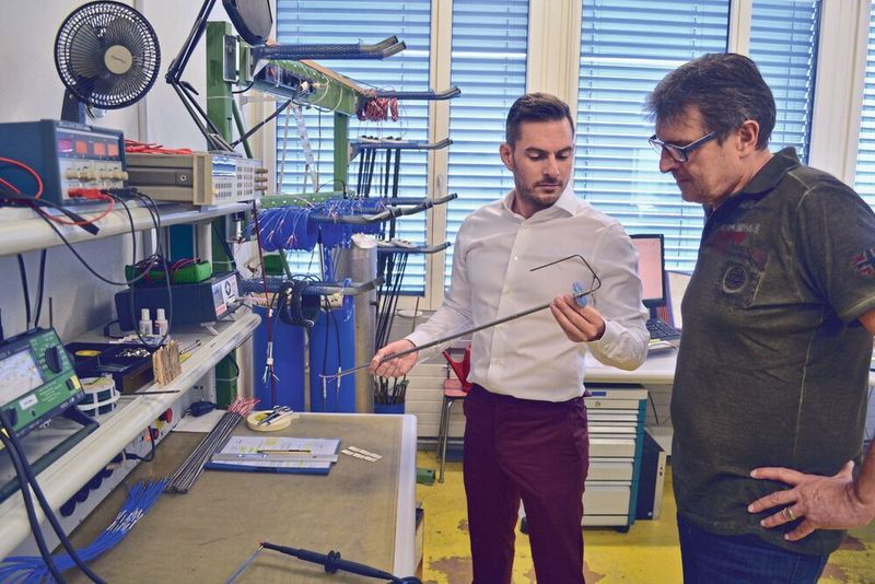 Prüfung und Kalibrierung eines Temperatursensors: Noah Burgunder (li., Inhaber) gemeinsam mit Martin Schmid (Technische Administration) im Prüflabor der Allmetra AG. (Allmetra AG)