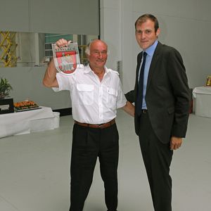 Bürgermeister Martin Mittag (r.) gratulierte Manfred Geiß: Durch die Erweiterung werden regionale Arbeitsplätze erhalten und vermehrt.