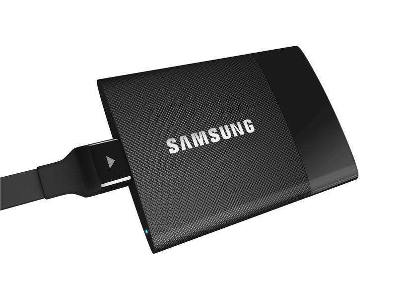 Die Samsung Portable SSD T1 wird mit einer schnellen USB-3.0-Verbindung am Rechner angeschlossen. Nur so kann die Geschwindigeit der SSD voll genutzt werden. (Bild: Samsung)