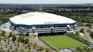 Der Rasen der Veltins Arena kann mithilfe von hydraulischen Komponenten bei Bedarf einfach aus der Multifunktionsarena herausgefahren werden. (© Marcel Paschertz – stock.adobe.com)
