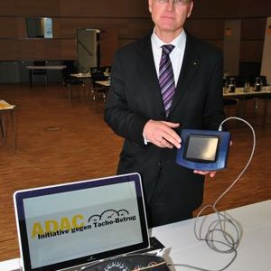 Laut Dr. Reinhard Kolke, Leiter ADAC Zentrum Technik, haben moderne Tachomanipulationsgeräte das Stadium von Expertenwerkzeugen lange verlassen. Jeder Laie könne heute eines der selbsterklärenden Geräte bedienen.(Foto:  Dominsky)