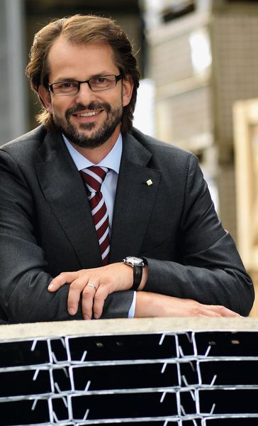Dipl.-Ing. (DH) Manfred Roth ist Geschäftsführer der Profilmetall GmbH mit Hauptsitz in Hirrlingen. Er und seine Frau Daniela Eberspächer-Roth übernahmen 1999 in zweiter Generation das mittelständische Familienunternehmen mit rund 100 Mitarbeitern. (Profilmetall)