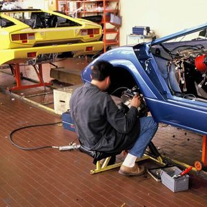 Vieles war in (Italien in) den Siebzigern noch lockerer. Auch das Thema Sauberkeit am Arbeitsplatz hatte offenbar noch nicht die Bedeutung, die es heute hat.(Bild:  Lamborghini)