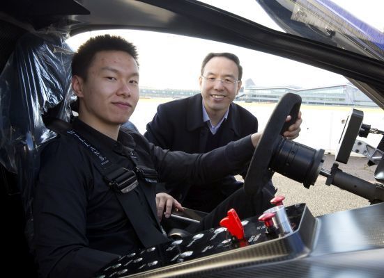 Chief Technology Officer Matthew Jin (links) und William Jin, Gründer und CEO von Techrules, mit ihrem Techrules Elektro-Supersprtwagen AT96 TREV (Techrules)