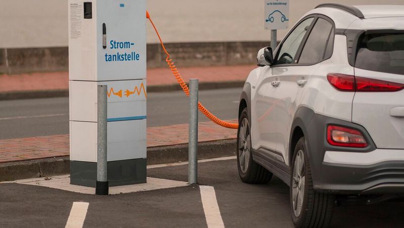 Im Vergleich zum Vorjahr wurden Angebot, Reichweite und Ladeleistung elektrischer Fahrzeuge verbessert. Zeitgleich stieg allerdings das durchschnittliche Fahrzeuggewicht, wodurch größere Batterien mit einem höheren Rohstoffverbrauch verbaut wurden.(Bild:  gemeinfrei)