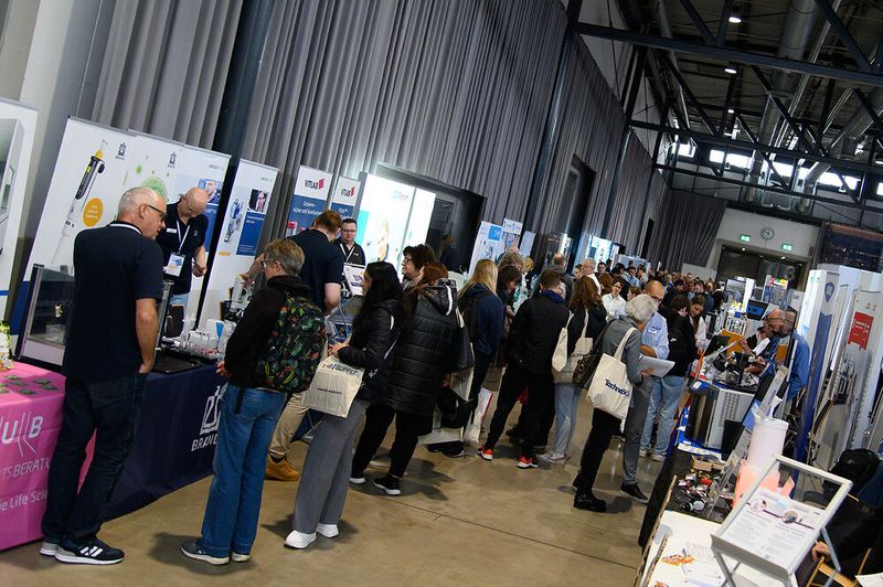 Während draußen die Freiburger Mess' mit Achterbahnen Adrenalinjunkies durch die Luft wirbelt, gibts auf der Freiburger Labormesse zumindest schräge Fotos – und mit Sicherheit die ein oder andere Zentrifuge (allerdings nur für Probengefäße und nicht für die Laborangestellten selbst).      Mehr Infos zu den kommenden LAB-SUPPLY-Messen finden Sie auf www.lab-supply.info (Bild: Stefan Stark)