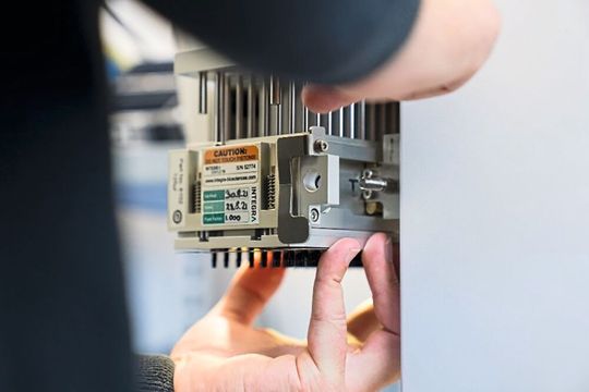 Vorbeugende Wartung bedeutet nicht nur, auf Probleme zu reagieren. Sie ist eine proaktive Strategie für Labors, um einen reibungslosen Betrieb sicherzustellen, Störungen zu vermeiden und sicherer arbeiten zu können. (Bild:  Integra)