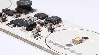 Geeignete Leiterplatte: Für die Hintergrundbeleuchtung von Anzeigeflächen in Flughäfen (rechts) werden Cogistrip-Module vor Ort zu Leuchtschnüren aneinandergereiht und montiert (links) ( Häusermann)