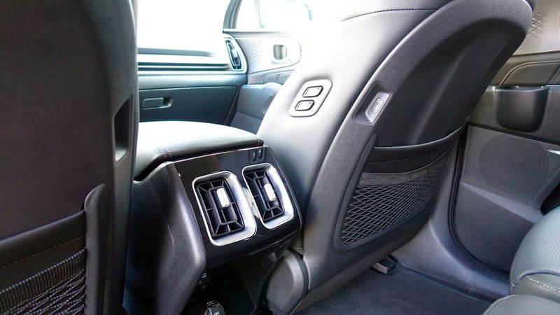 ... besitzen eigene Luftausströmer und ESB-Ladeports und können sogar den Beifahrersitz von hinten verstellen. (Bild: Rosenow – VCG)