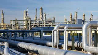 Die neue Druckgeräterichtlinie (DGRL) 2014/68/EU wird heute „über Nacht“ verbindlich. Fügetechnische Arbeiten an Rohrleitungen können jetzt nur noch durch zertifiziertes Personal durchgeführt werden. DVS-Perszert kann diese Zertifizierungen z.B. ausstellen. (© industrieblick - Fotolia)