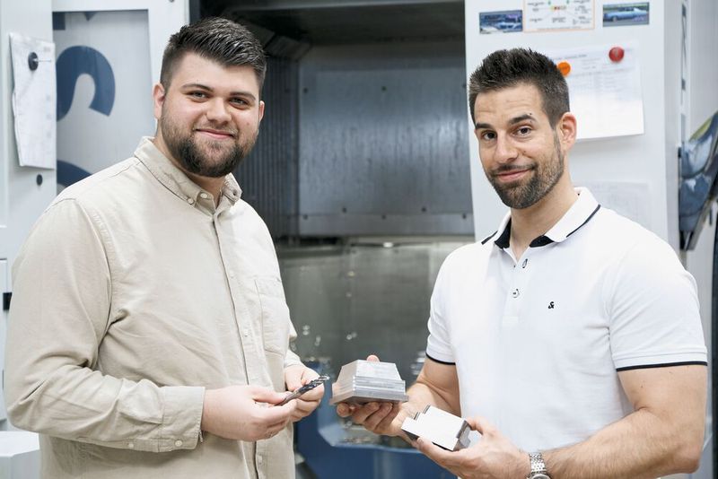 Mendim Ramadani (li., Technischer Verkaufsberater (Werkzeuge) Walter Meier (Fertigungslösungen) AG) und Adrian Kuratli (Geschäftsführer Hele AG) sind mit den Ergebnissen der Kennametal-VHM-Werkzeuge sehr zufrieden.  (Bild: Matthias Böhm)