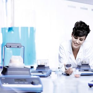 Abb. 1a: Mit der Tube Mill control von IKA werden Tabletten in den zugehörigen Einweg-Mahlbechern pulverfein gemahlen.