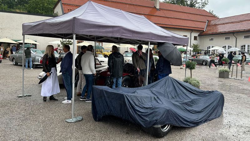 Zeitweise regnete es so stark, dass die Besucher sich bei den wenigen Pavillons – hier von Tom Fischer – unterstellten. (Bild: Peter Diehl)