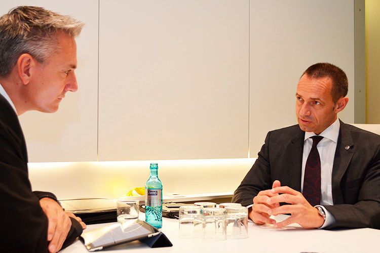 Opel-Vertriebschef Jürgen Keller (re.) im Gespräch mit »kfz-betrieb«-Chefredakteur Wolfgang Michel: „Mit dem Onlinevertrieb beschäftigen wir uns sehr intensiv. Und wir diskutieren diesbezüglich auch sehr intensiv mit den Händlern. Resultate, die wir bekannt geben könnten, gibt es aber noch keine. Das Entscheidende ist hierbei: Wir machen es gemeinsam mit unseren Partnern. Wir als Hersteller werden keinerlei Alleingänge machen.